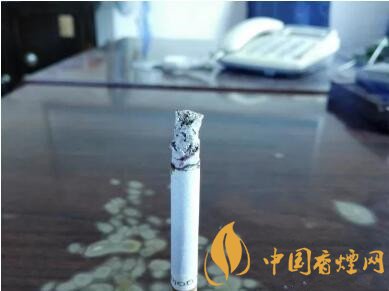 完税版西班牙硬白金万宝路香烟外包装欣赏及口感测评