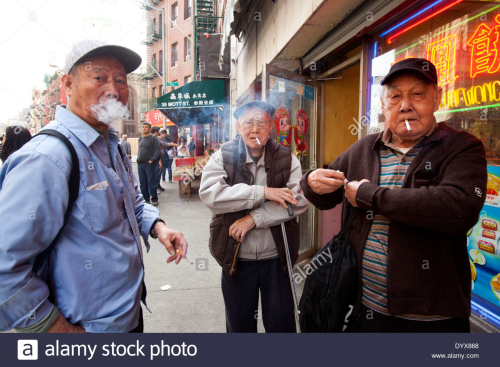 纽约面临中国男性的猖獗吸烟